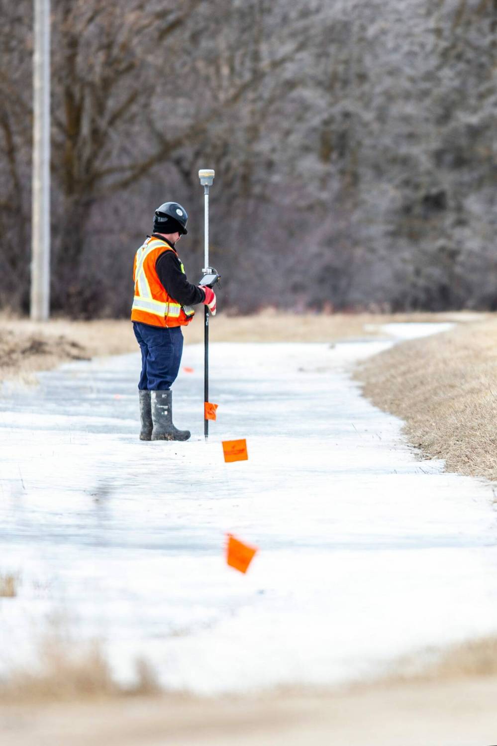MIKAELA MACKENZIE / FREE PRESS
A crew works along the Imperial Oil pipeline just south of St. Adolphe, near the Red River, on Monday. The line that supplies Winnipeg with fuel will be closed for up to three months for repairs.