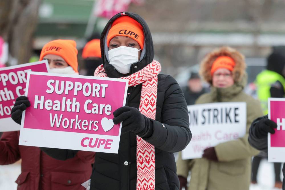 Ten Ten Sinclair workers picket on the first day of the health-care strike. (RUTH BONNEVILLE / FREE PRESS FILES)