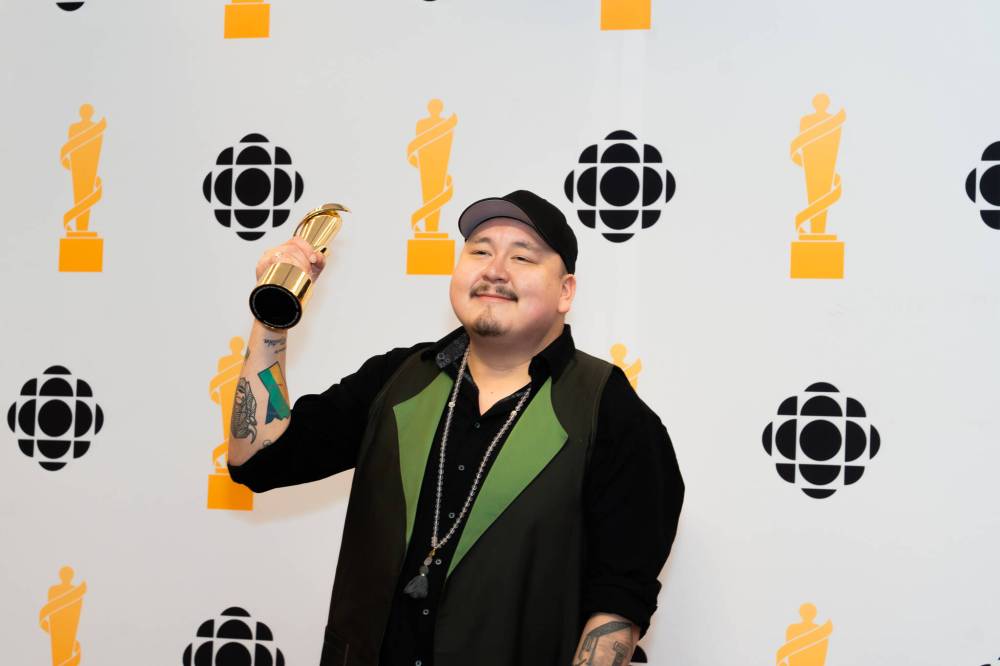 RYAN BOLTON / CARAS
Singer-songwriter William Prince holds up his trophy Saturday night; it’s his second Juno.