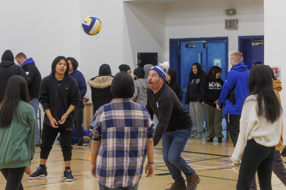 MIKE DEAL / FREE PRESS
Bombers General Manager Kyle Walters plays volleyball with the kids at Garden Hill First Nation.