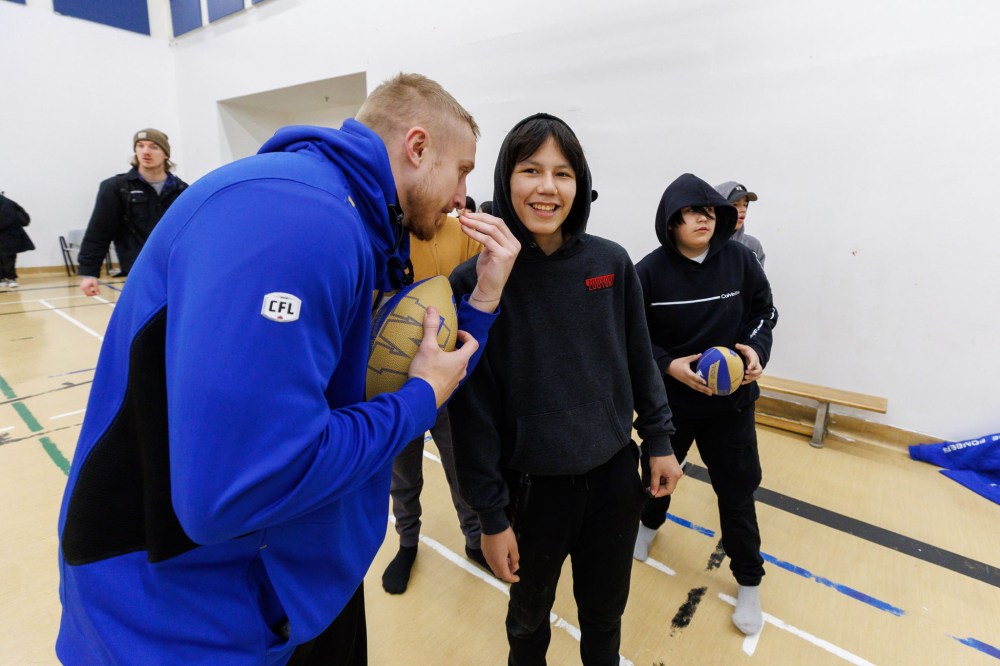 MIKE DEAL / FREE PRESS
Bombers Nick Hallett whispers a secret running route with Jarvis Harper during a practice drill at Garden Hill First Nation High School.