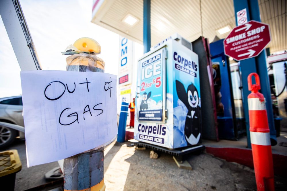 MIKAELA MACKENZIE / FREE PRESS
An out of use sign at the Ness Domo gas station.