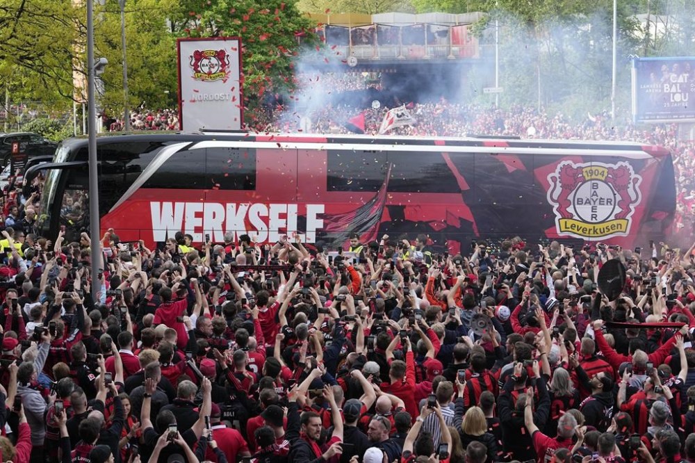 Bandiera Da Tavolo Leverkusen Campione Di Germania 10x15 Cm - Con Base E Asta In Plastica Nera, 100% Poliestere, Altezza 30 Cm