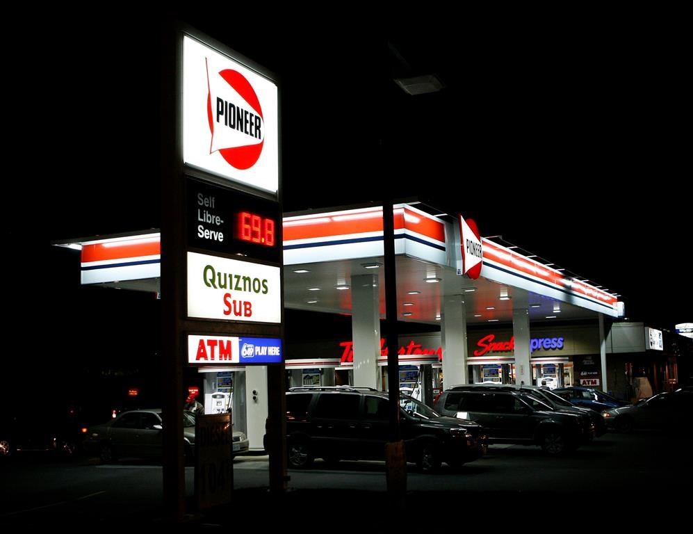 Drivers line up at a Pioneer gas station in Carleton Place, Ont., on Saturday, Nov. 8, 2008. THE CANADIAN PRESS/Sean Kilpatrick