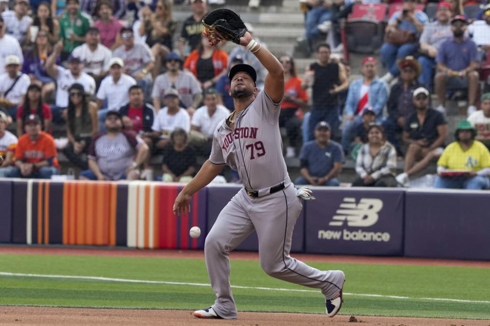 Houston Astros first baseman José Abreu fails to make the catch on a flyout ball by Colorado Rockies Brenton Doyle during the first inning of a baseball game at the Alfredo Harp Helu stadium in Mexico City, Saturday, April 27, 2024. (AP Photo/Fernando Llano)