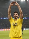 Dortmund's Mats Hummels celebrates after the Champions League semifinal second leg soccer match between Paris Saint-Germain and Borussia Dortmund at the Parc des Princes stadium in Paris, France, Tuesday, May 7, 2024. (AP Photo/Christophe Ena)