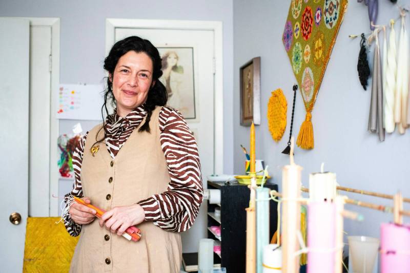 photos by MIKAELA MACKENZIE / FREE PRESS
La Broquerie artist Lynsey Sable uses locally sourced beeswax and natural dyes to create her unique candles.