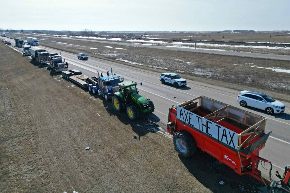 (Tim Smith/The Brandon Sun)
There were about 80 vehicles from Manitoba and Saskatchewan present around 1 p.m. along the shoulder of the westbound lanes of the Trans-Canada Highway at the Manitoba-Saskatchewan border, Monday.