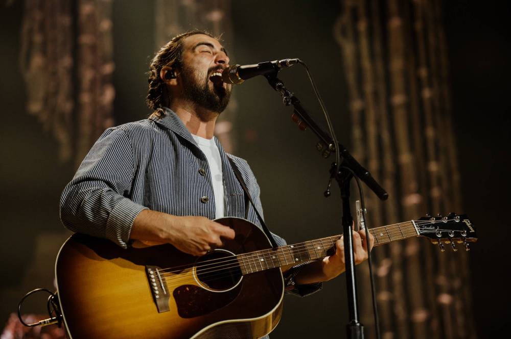 Dwayne Larson / Free Press
Noah Kahan performs in Winnipeg Tuesday at Canada Life Centre.