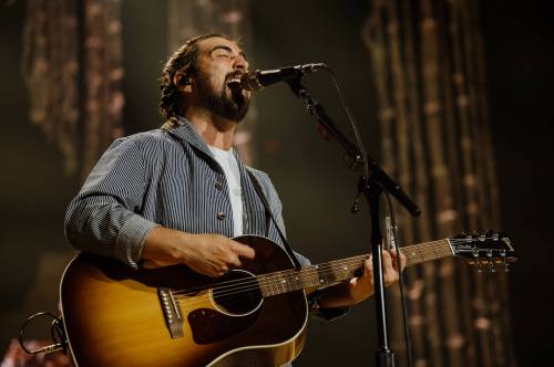 Dwayne Larson / Free Press
                                Noah Kahan performs in Winnipeg Tuesday at Canada Life Centre.