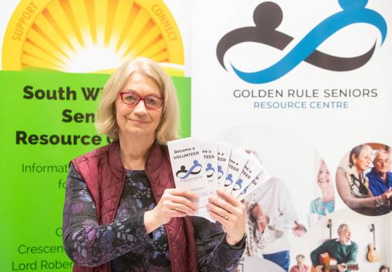 Geri Lowe volunteers on the board of directors at the South Winnipeg Seniors Resource Council. (Brook Jones / Free Press)