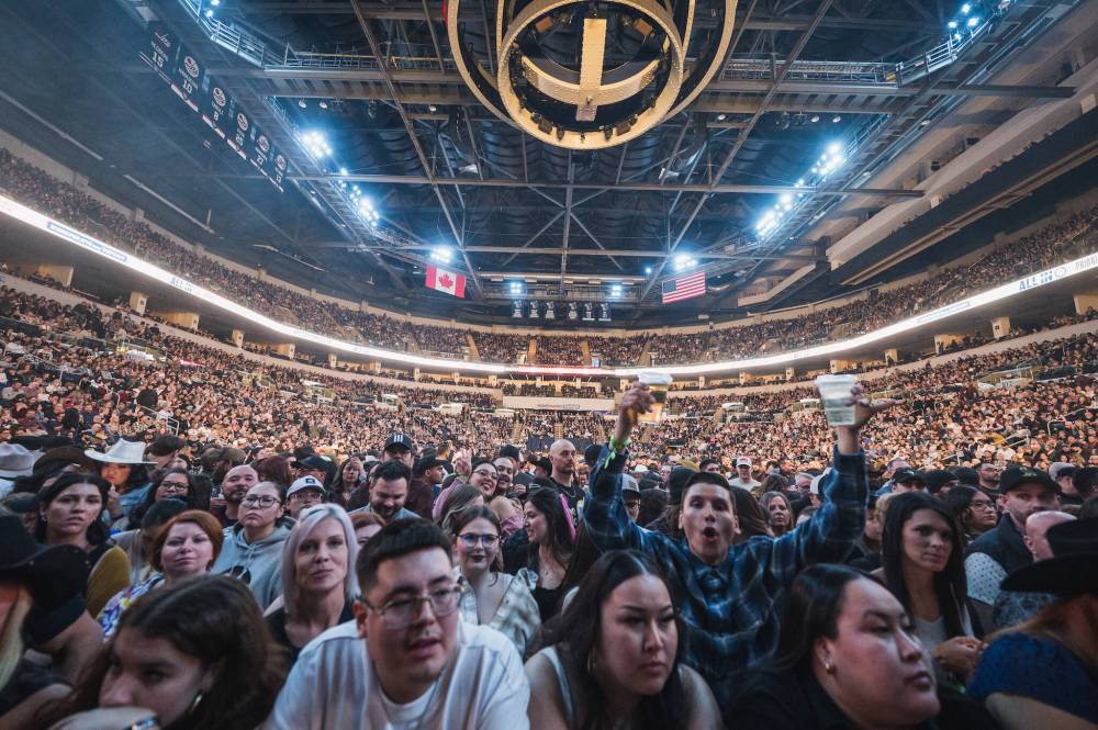 Dwayne Larson / Free Press
Fans wait for Chris Stapleton to perform at Canada Life Centre in Winnipeg Wednesday.