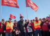 BROOK JONES / FREE PRESS
                                Canada’s NDP Leader Jagmeet Singh (middle) revs up Griffin Wheel Company workers, Unifor Local 144, Thursday while they are on the picket line fighting for fair benefits and pensions.