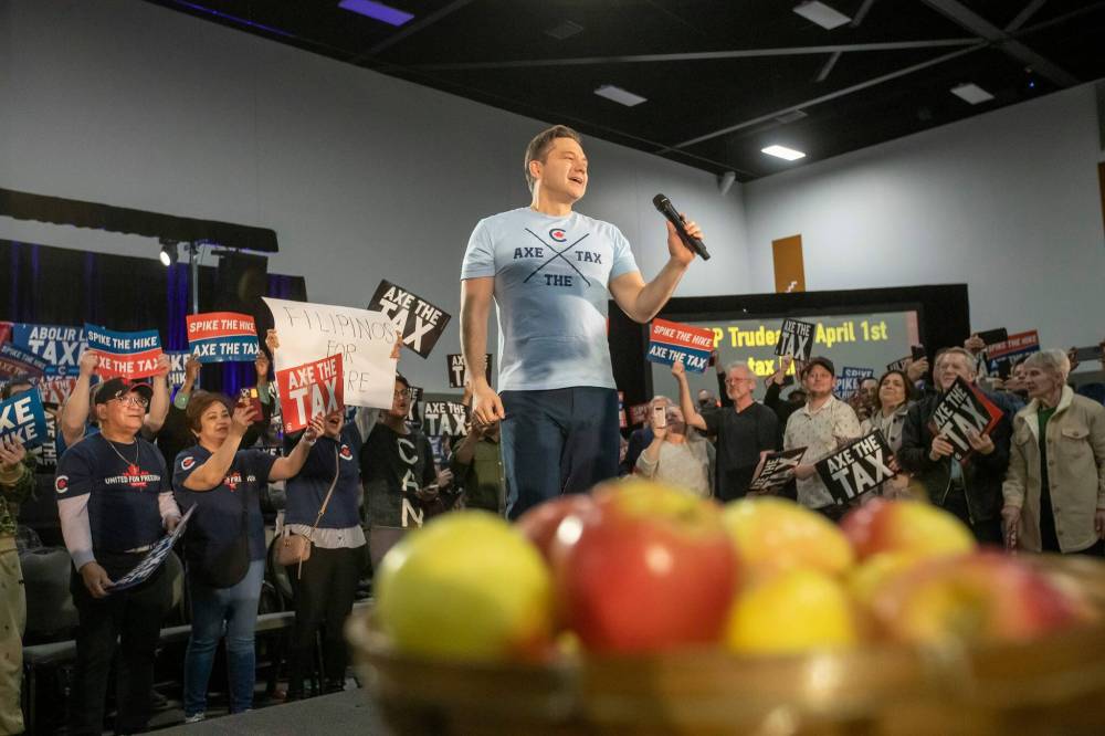 BROOK JONES / FREE PRESS
Conservative Party of Canada Leader Pierre Poilievre talks to a crowd of supporters while a basket of apples are displayed on stage during a rally at the RBC Convention Centre in Winnipeg on March 28. Later on, Poilievre tossed the apples to a few members of the audience.