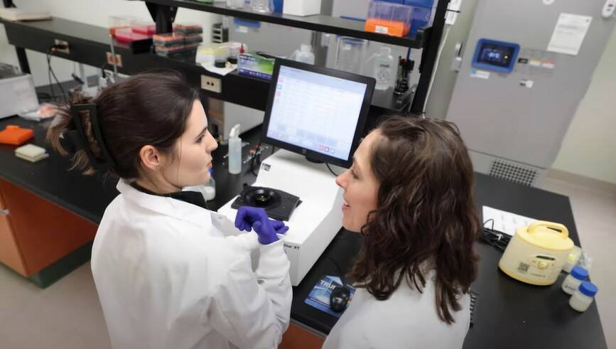 SUPPLIED
Dr. Meghan Azad’s (right) seen in a research lab at UoM with Kelsey Fehr (left). Her research focuses on the benefits of breastfeeding.