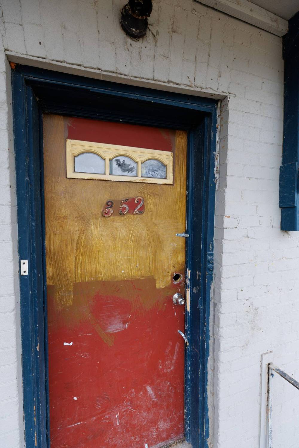 MIKE DEAL / FREE PRESS
Some of the front doors to the suites have no deadbolts and are being held shut by small brackets.