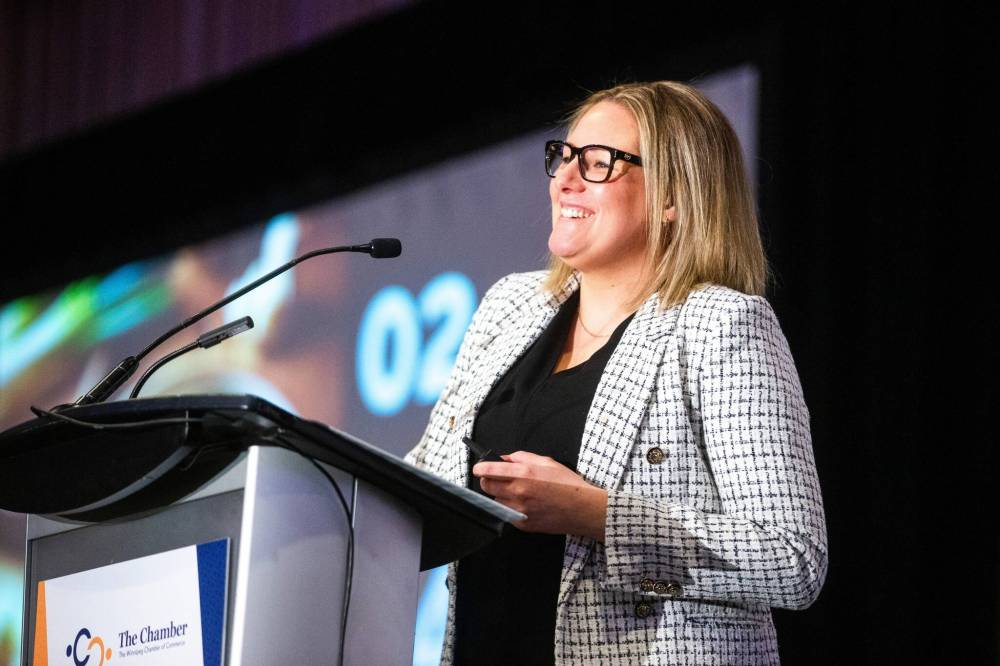 MIKAELA MACKENZIE / FREE PRESS
Keynote speaker Sarah Walker-Leptich, partner development manager at Amazon Web Services, speaks Thursday about AI at a Winnipeg Chamber of Commerce lunch at the RBC Convention Centre.
