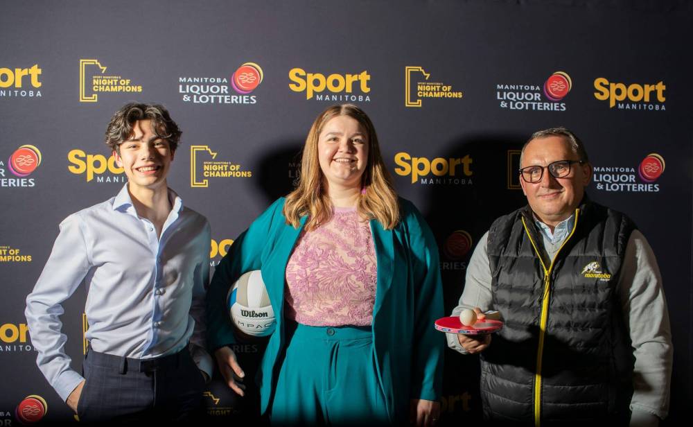 BROOK JONES / FREE PRESS
Manitoba 2023 Athlete of the Year Davey Howes (left), Coach of the Year Gabrielle Wishart and Official of the Year Greg Dzioba.