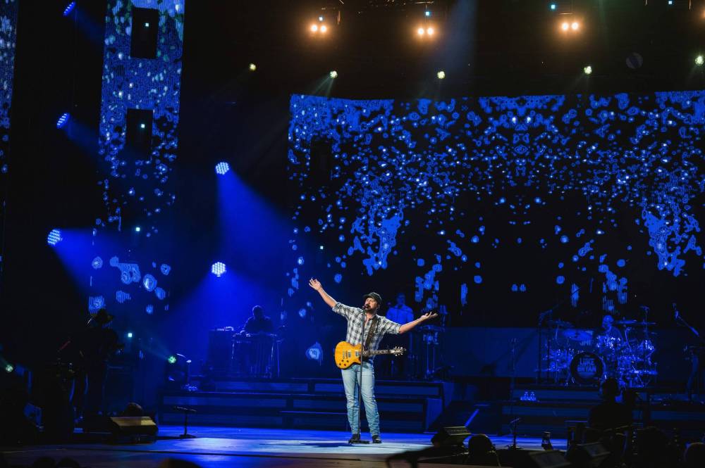 DWAYNE LARSON / FREE PRESS
Luke Bryan performs at the Canada Life Centre Thursday evening in Winnipeg.