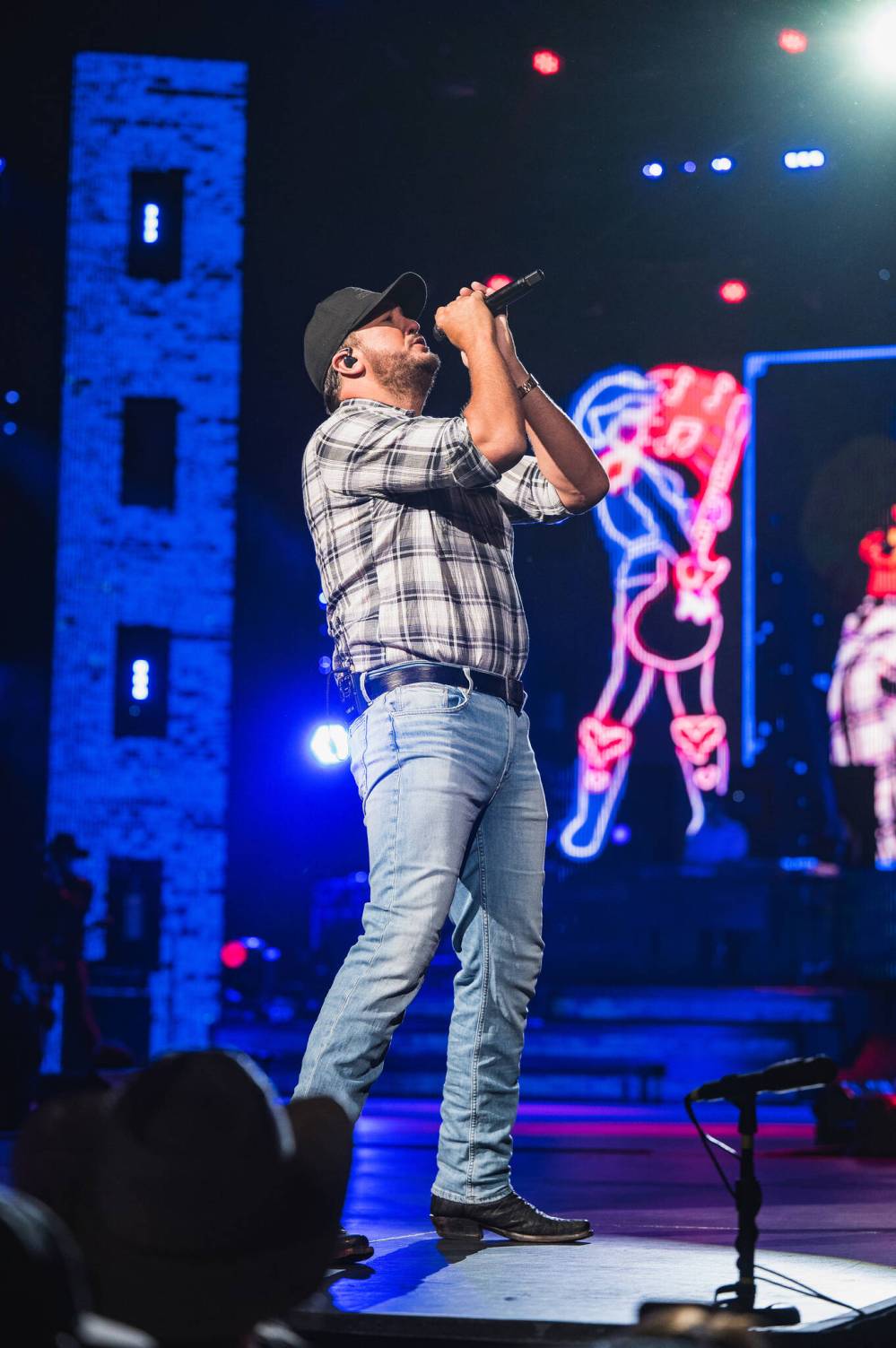 DWAYNE LARSON / FREE PRESS
Country singer Luke Bryan — named Entertainer of the Year five times by the Academy of Country Music and the Country Music Association — croons to the crowd at Canada Life Centre last night.