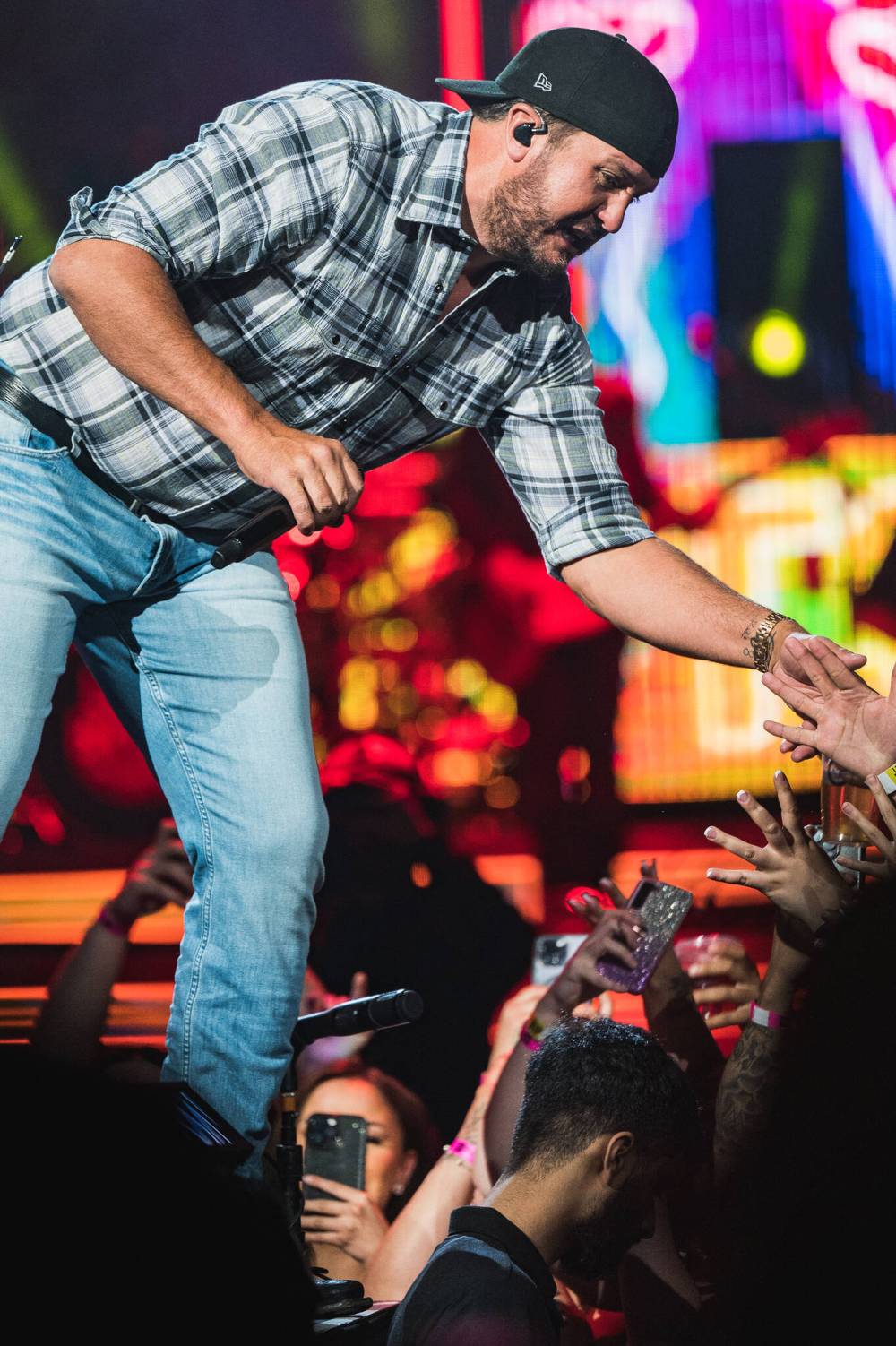 DWAYNE LARSON / FREE PRESS
Country singer Luke Bryan reaches out to the crowd at Canada Life Centre last night.