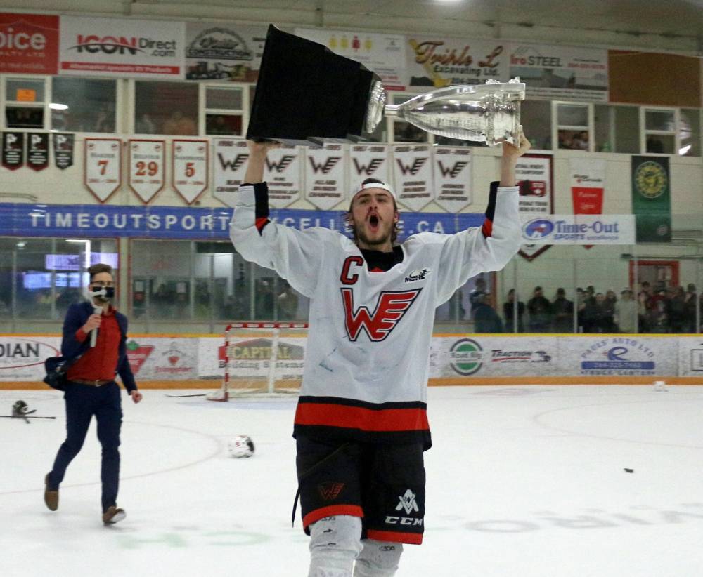 CASSIDY DANKOCHIK / THE CARILLON
Winkler Flyers captain Trent Penner hoist the Turnbull Cup Friday after the Flyers OT triumph over the Steinbach Pistons.