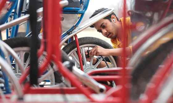 Ibrahim Akhter preps bikes for opening at the start of his shift at Bee2gether Bikes at Assiniboine Park. The company rents bikes, tandem bikes, pedal-powered buggies and surreys weekdays 3 to 8 p.m. and weekends 11 a.m. to 8 p.m. (Ruth Bonneville / Free Press)