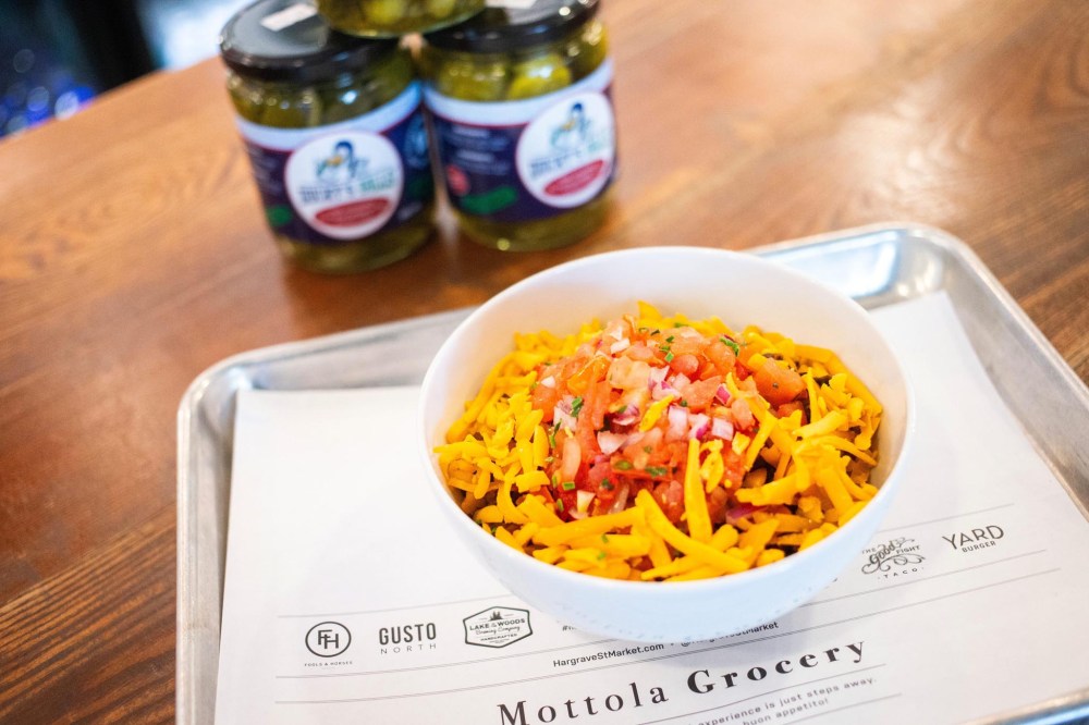 MIKAELA MACKENZIE / FREE PRESS
Josh Morrissey's famous chili at The 44 is topped with Ducky’s Dills, a pickle brand launched by the family of famous former Jet Dale Hawerchuk.