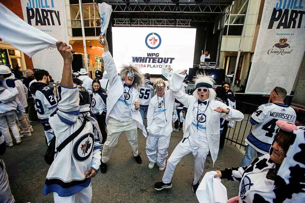 JOHN WOODS / FREE PRESS
Jets fans at the Whiteout party Tuesday evening.