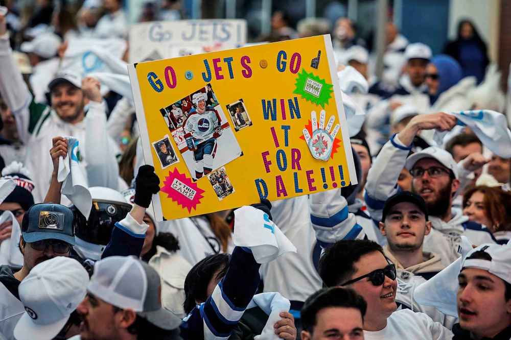 JOHN WOODS / FREE PRESS
Jets fans at the Whiteout party Tuesday evening.