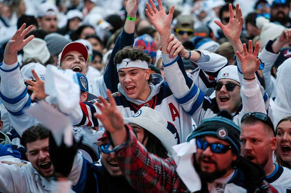 JOHN WOODS / FREE PRESS
Jets fans at the Whiteout party Tuesday evening.