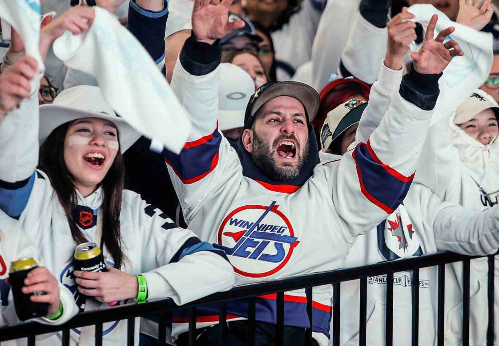 JOHN WOODS / FREE PRESS
Jets fans at the Whiteout party Tuesday evening.
