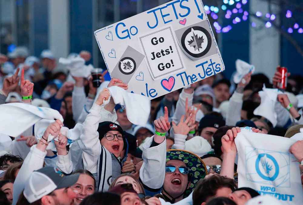 JOHN WOODS / FREE PRESS
Jets fans at the Whiteout party Tuesday evening.