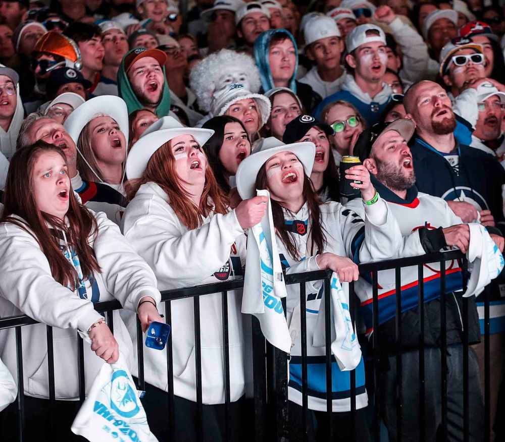 JOHN WOODS / FREE PRESS
Jets fans at the Whiteout party Tuesday evening.