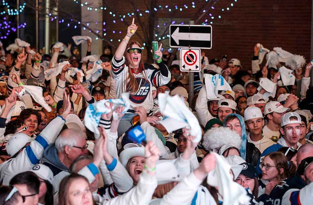 JOHN WOODS / FREE PRESS
Jets fans at the Whiteout party Tuesday evening.