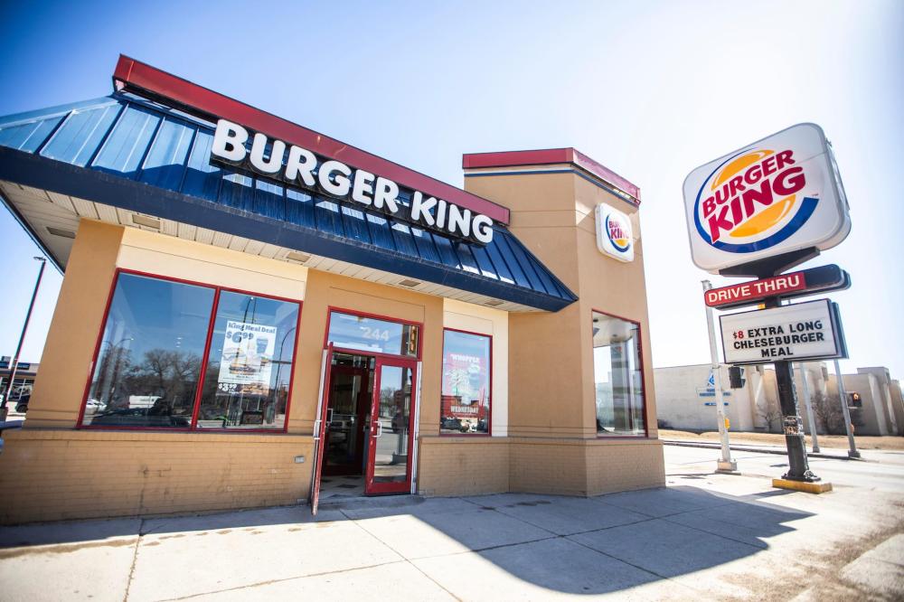 MIKAELA MACKENZIE / FREE PRESS
The Osborne Street Burger King, where Winnipeg police are searching for a suspect accused of assaulting a man with a knife on Tuesday.
