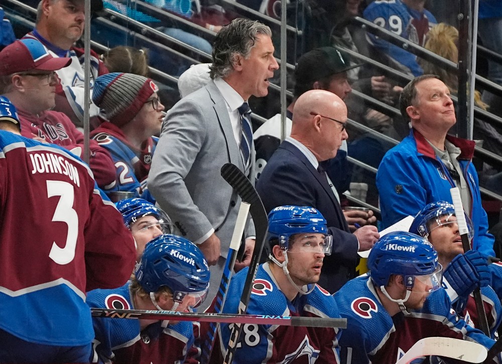 Colorado Avalanche head coach Jared Bednar directs his team in the second period (David Zalubowski / The Associated Press)