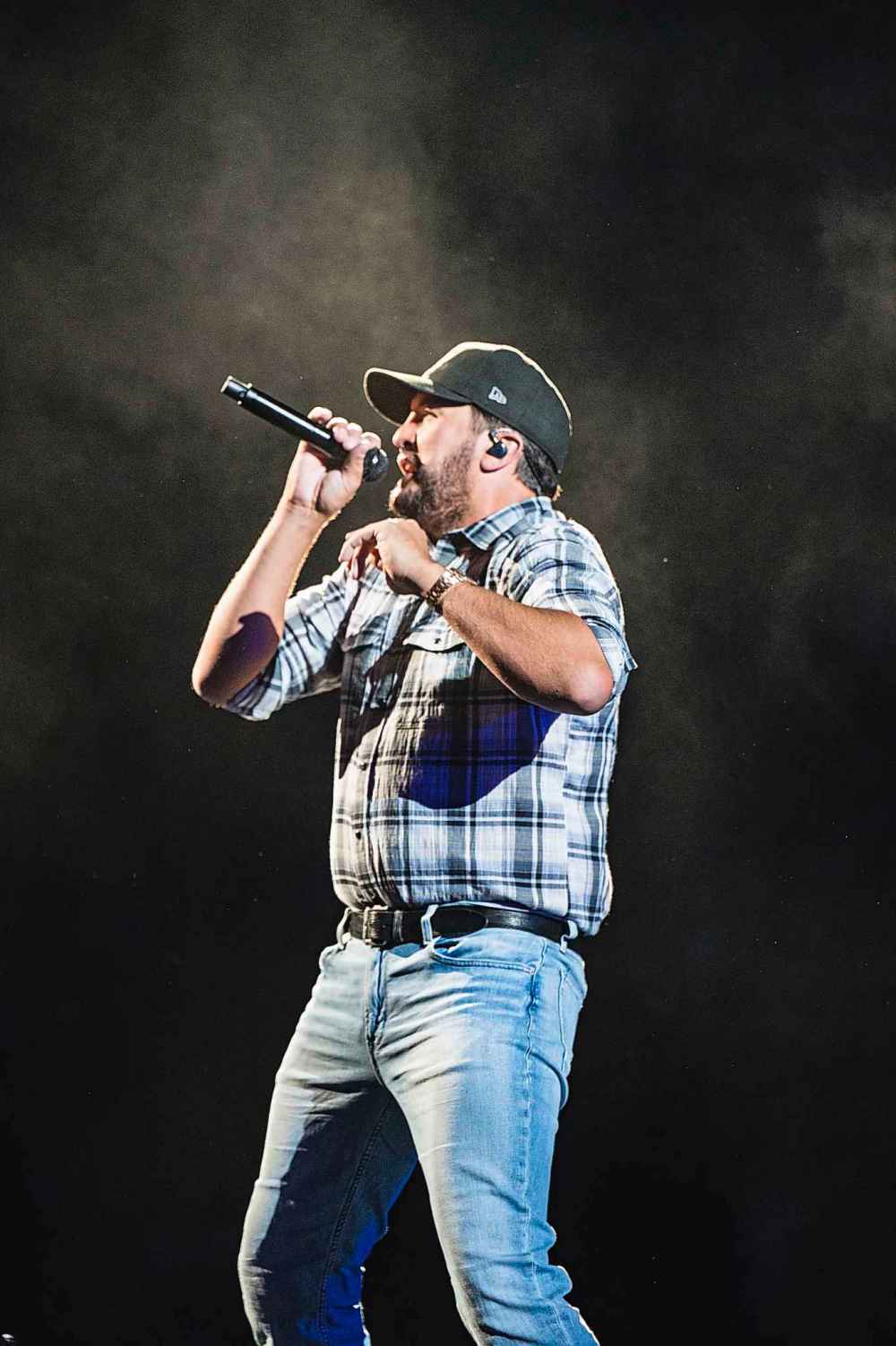 DWAYNE LARSON / FREE PRESS
Luke Bryan performs at the Canada Life Centre Thursday evening in Winnipeg.