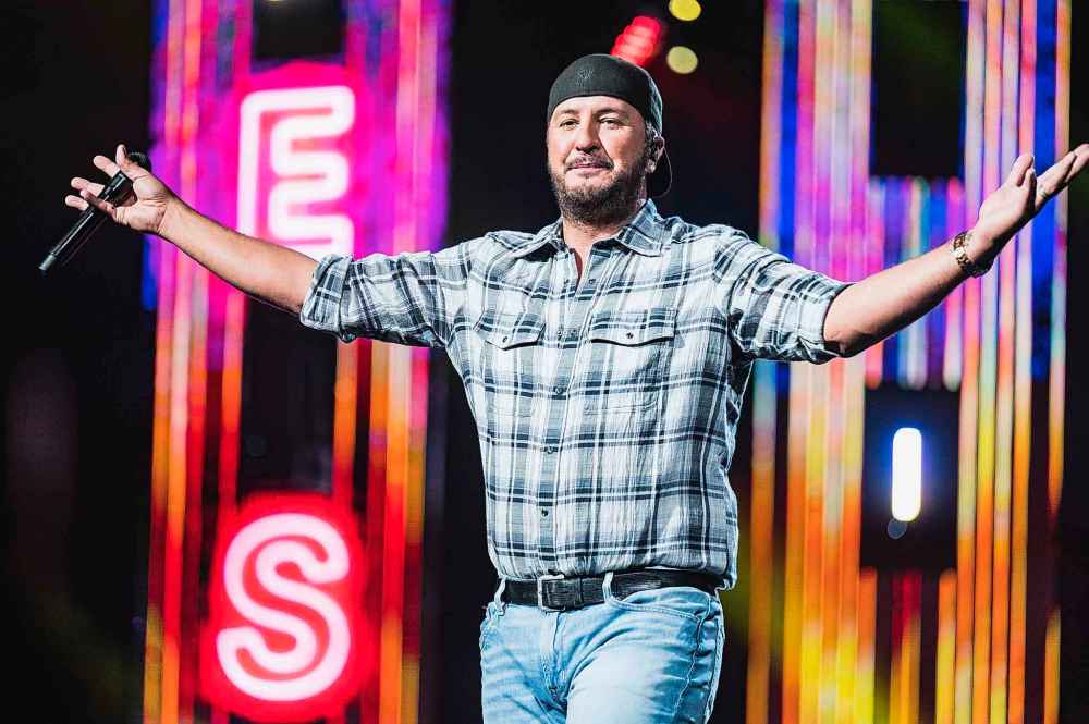 DWAYNE LARSON / FREE PRESS
Luke Bryan performs at the Canada Life Centre Thursday evening in Winnipeg.