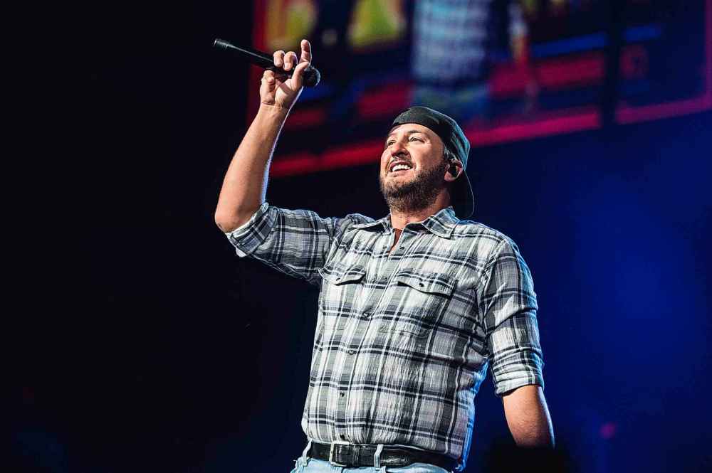 DWAYNE LARSON / FREE PRESS
Luke Bryan performs at the Canada Life Centre Thursday evening in Winnipeg.