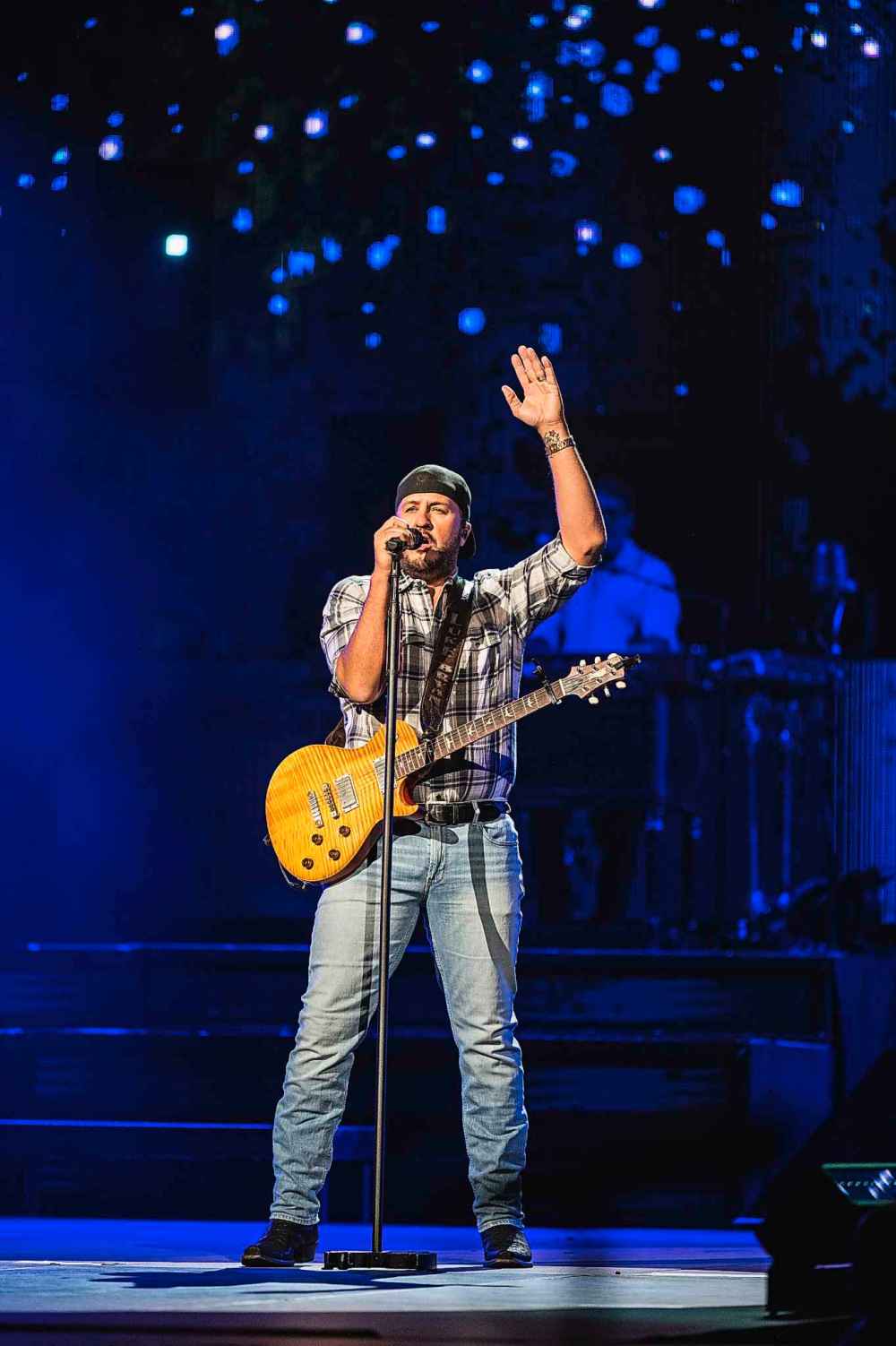 DWAYNE LARSON / FREE PRESS
Luke Bryan performs at the Canada Life Centre Thursday evening in Winnipeg.