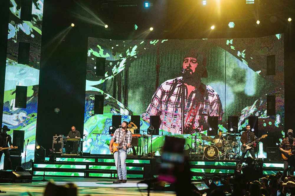 DWAYNE LARSON / FREE PRESS
Luke Bryan performs at the Canada Life Centre Thursday evening in Winnipeg.