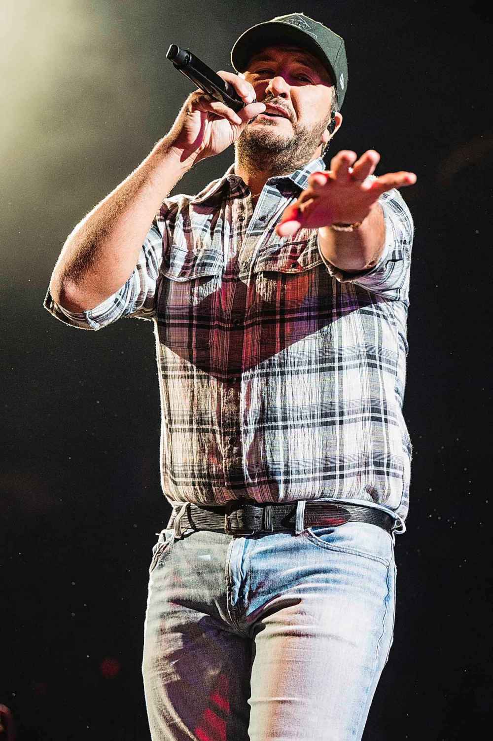 DWAYNE LARSON / FREE PRESS
Luke Bryan performs at the Canada Life Centre Thursday evening in Winnipeg.
