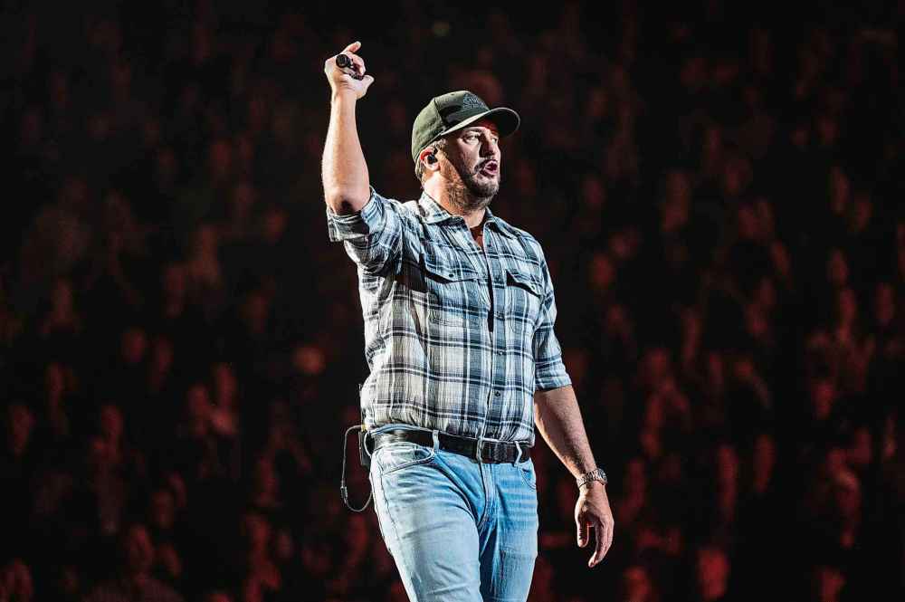 DWAYNE LARSON / FREE PRESS
Luke Bryan performs at the Canada Life Centre Thursday evening in Winnipeg.