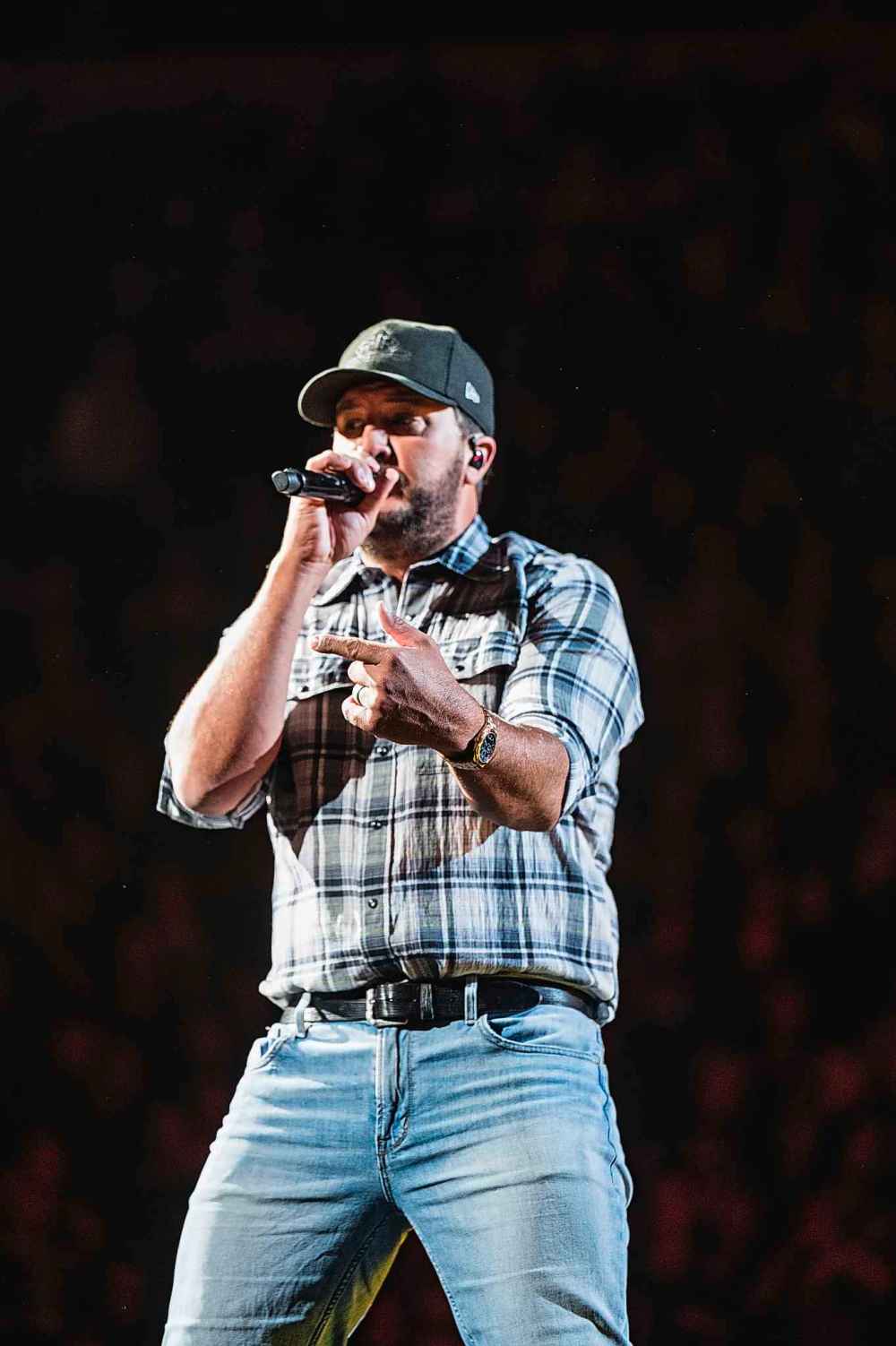 DWAYNE LARSON / FREE PRESS
Luke Bryan performs at the Canada Life Centre Thursday evening in Winnipeg.