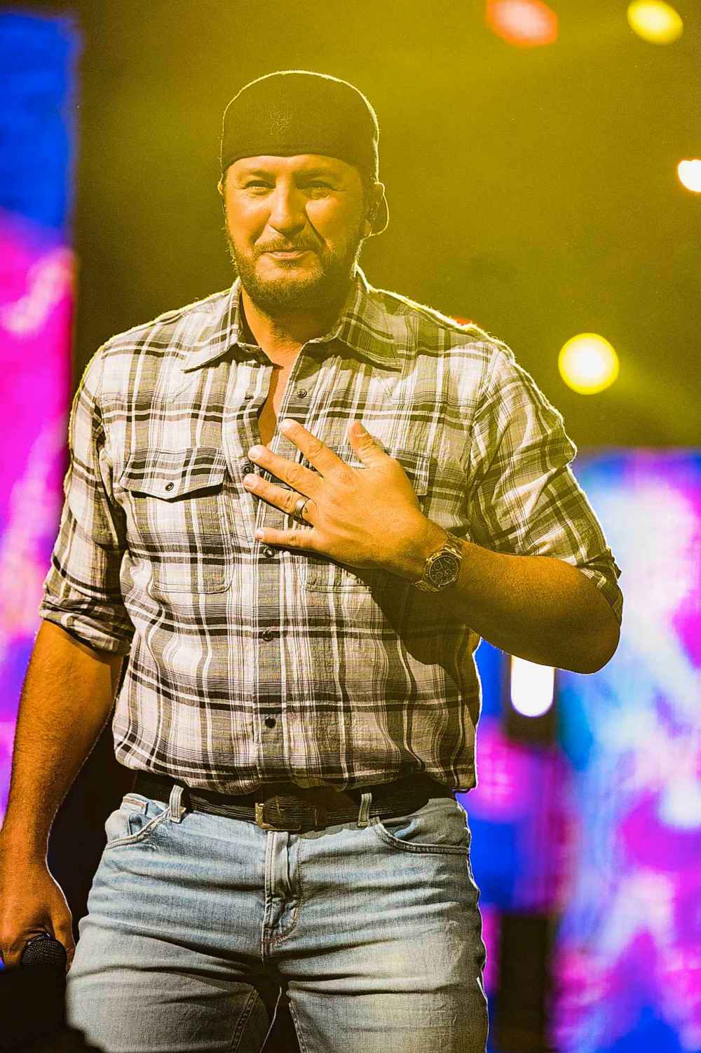 DWAYNE LARSON / FREE PRESS
Luke Bryan performs at the Canada Life Centre Thursday evening in Winnipeg.