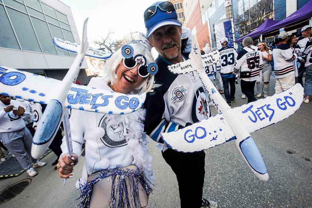 JOHN WOODS / FREE PRESS
Fans Donna and Rick Schulz.