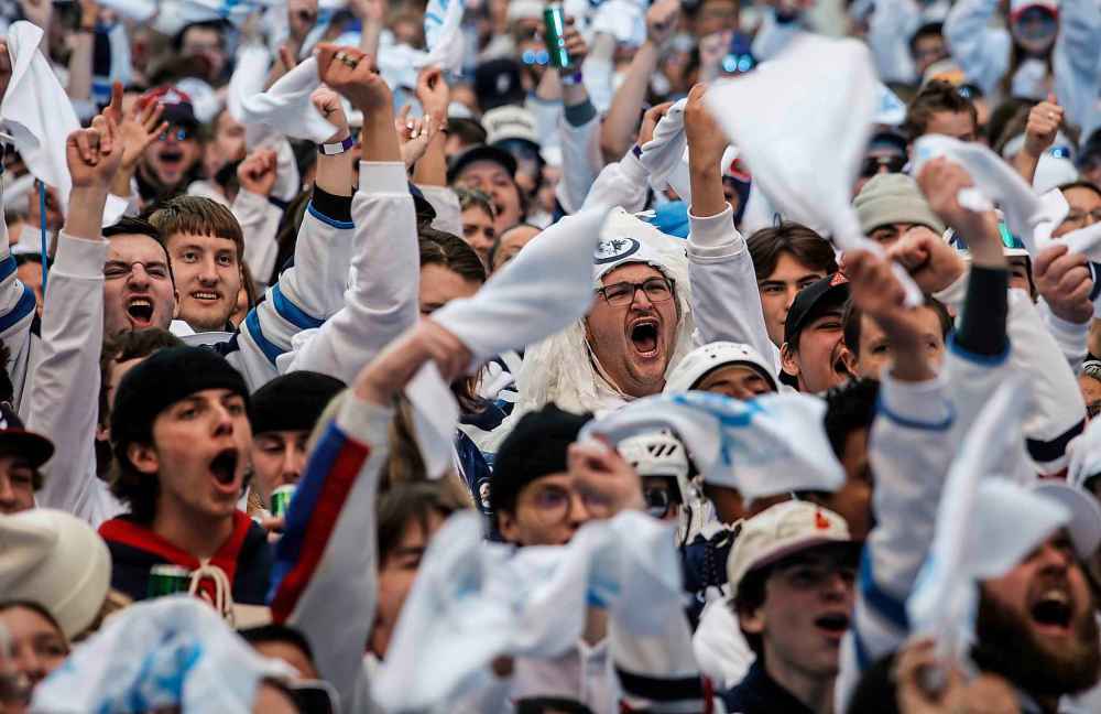 JOHN WOODS / FREE PRESS
Jets fans at the Whiteout party Sunday.