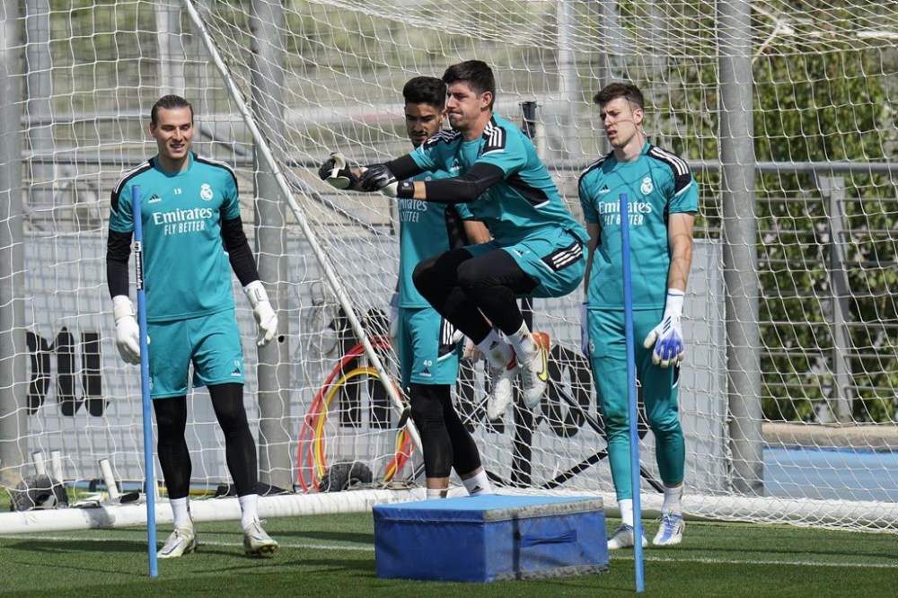 FILE - Real Madrid's goalkeeper Thibaut Courtois, 3rd left trains watched by reserve goalkeeper Andriy Lunin, left, during a Media Opining day training session in Madrid, Spain, on May 24, 2022. Real Madrid coach Carlo Ancelotti has started his casting for which goalkeeper – Thibaut Courtois or Andriy Lunin – will start the Champions League final. Ancelotti said Friday May 10, 2024 that he had one month “to think about it.