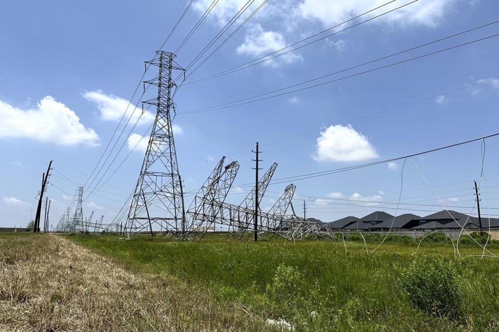 Hot weather poses new risk as thousands remain without power after ...